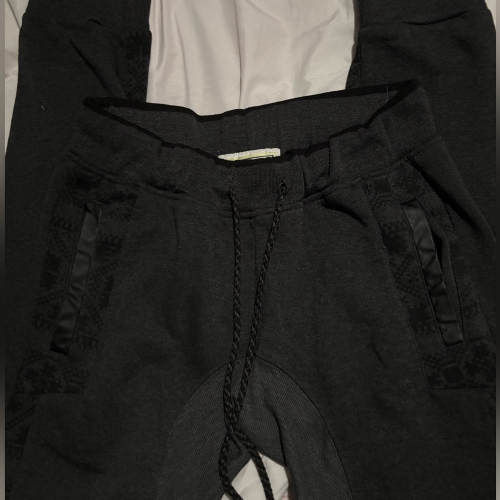 Retro Distrikt
Men’s joggers, size large